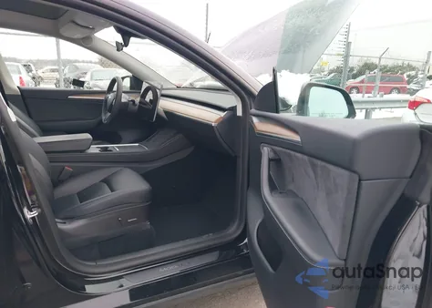 2023 Tesla Model Y Awd/Long Range Dual Motor All-Wheel Drive z USA, uszkodzony, nr VIN 7SAYGDEE0PF689630